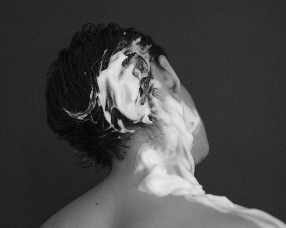 ヘアワックスの落とし方完全ガイド!ベタつきをゼロにして「素髪」へ導くプロの知恵