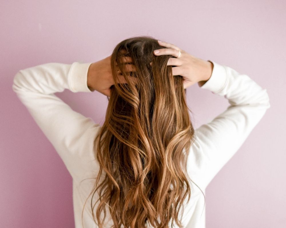 ヘアオイルで髪が傷む？知られざる「酸化」と「蓄積」の正体。プロが教える美髪リセット術