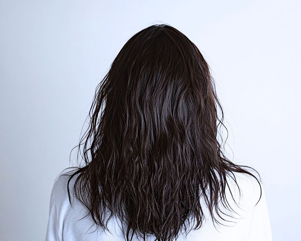 皮膜毛とは？原因と対策を徹底解説！髪が乾かない・ベタつく悩みをリセットする美髪術