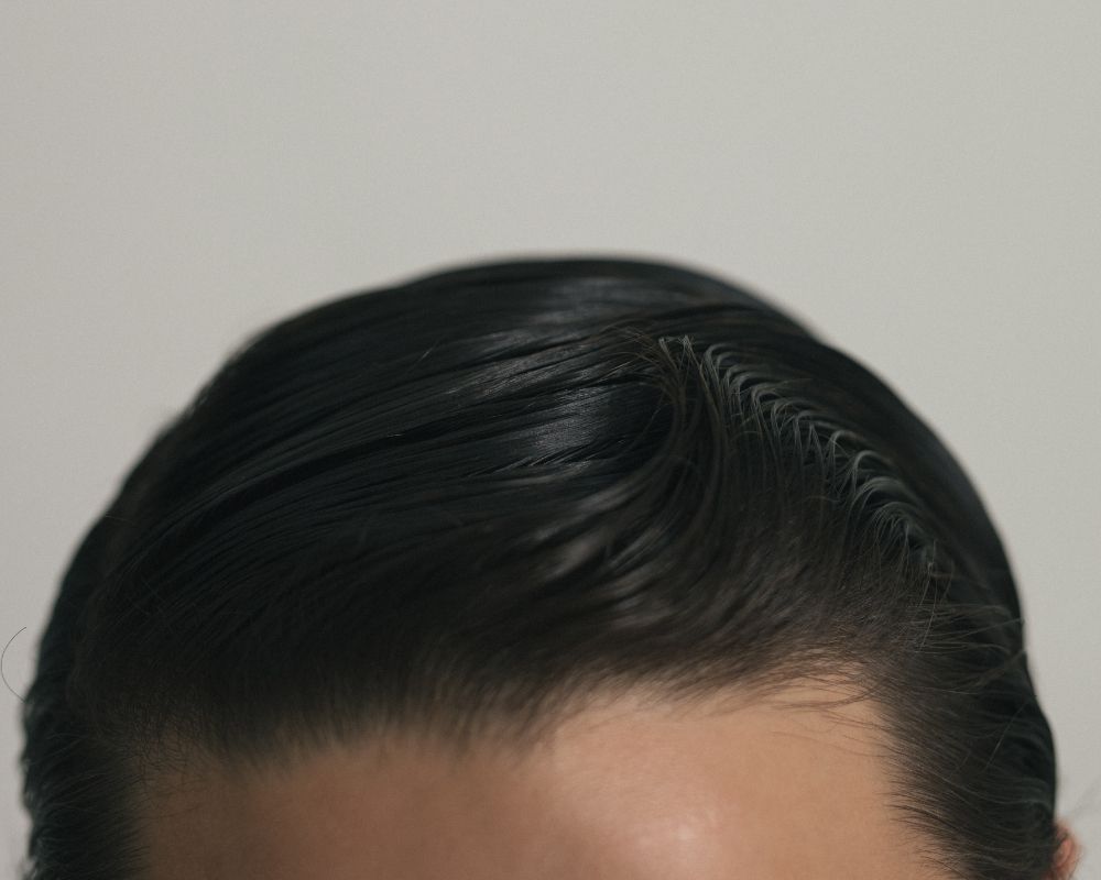 トリートメントは頭皮につけちゃダメ？プロが教える理由と、地肌から塗れる「新常識」のケア術